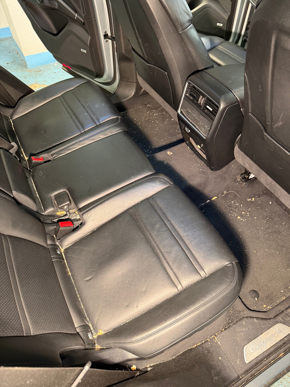 Porsche Cayenne — Hloubkové čištění interiéru — Před