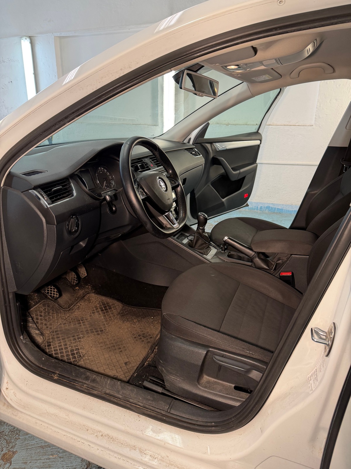 Škoda Octavia — Hloubkové čištění interiéru — Před