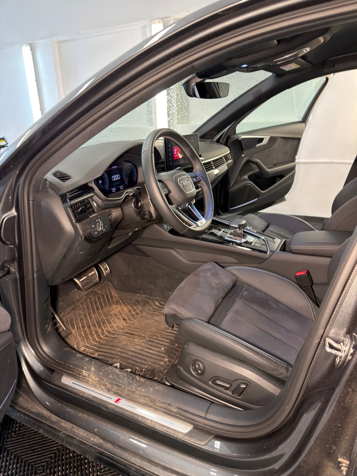 Audi A4 — Hloubkové čištění interiéru — Před