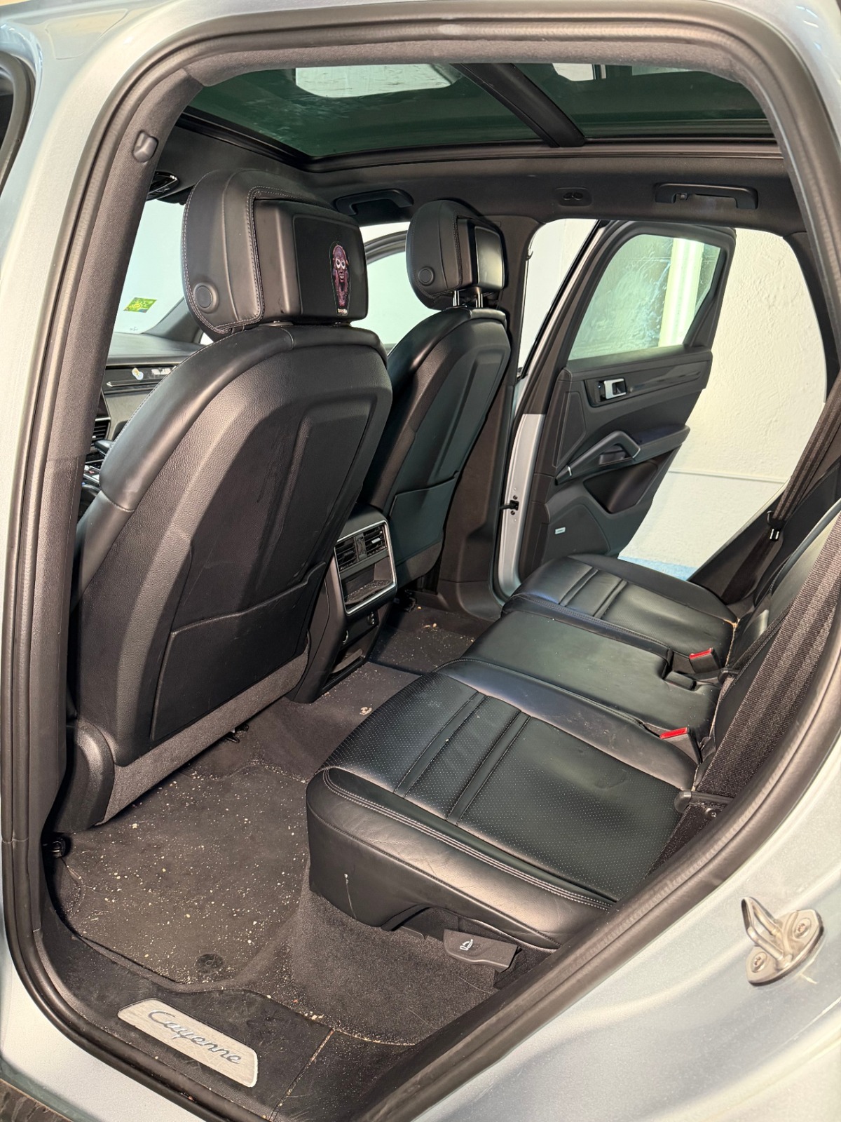 Porsche Cayenne — Hloubkové čištění interiéru — Před