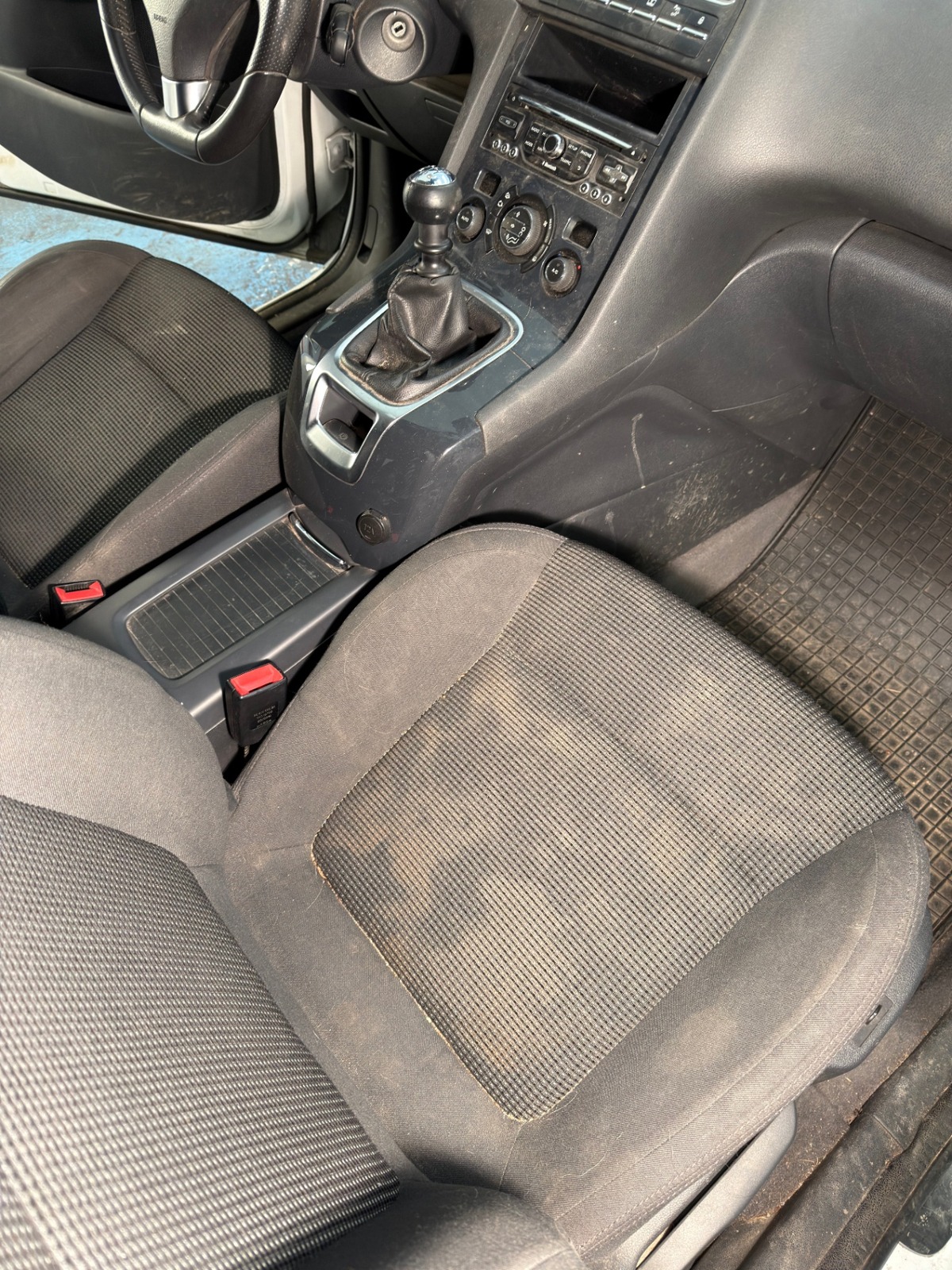 Peugeot 5008 — Hloubkové čištění interiéru — Před