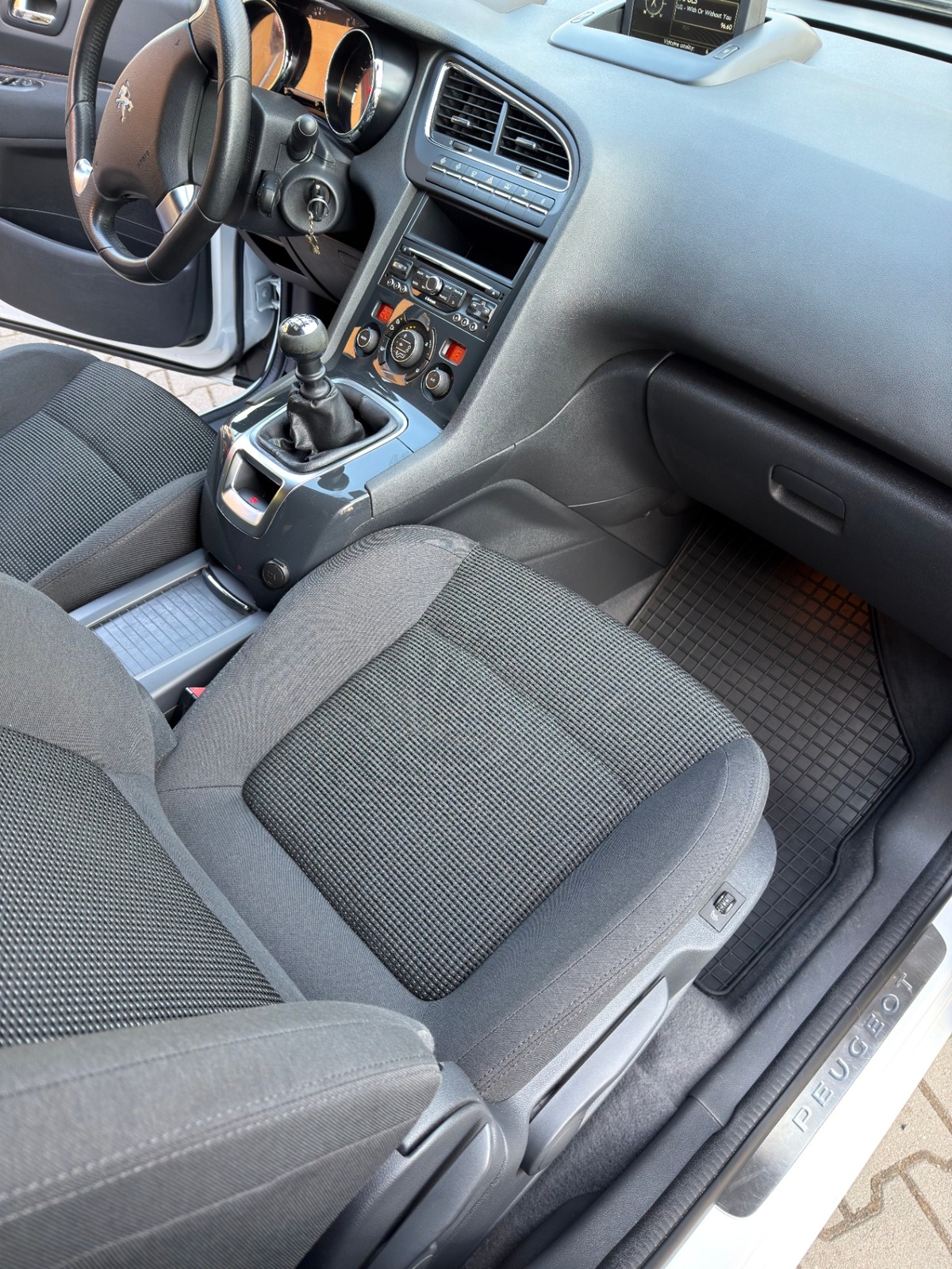 Peugeot 5008 — Hloubkové čištění interiéru — Po