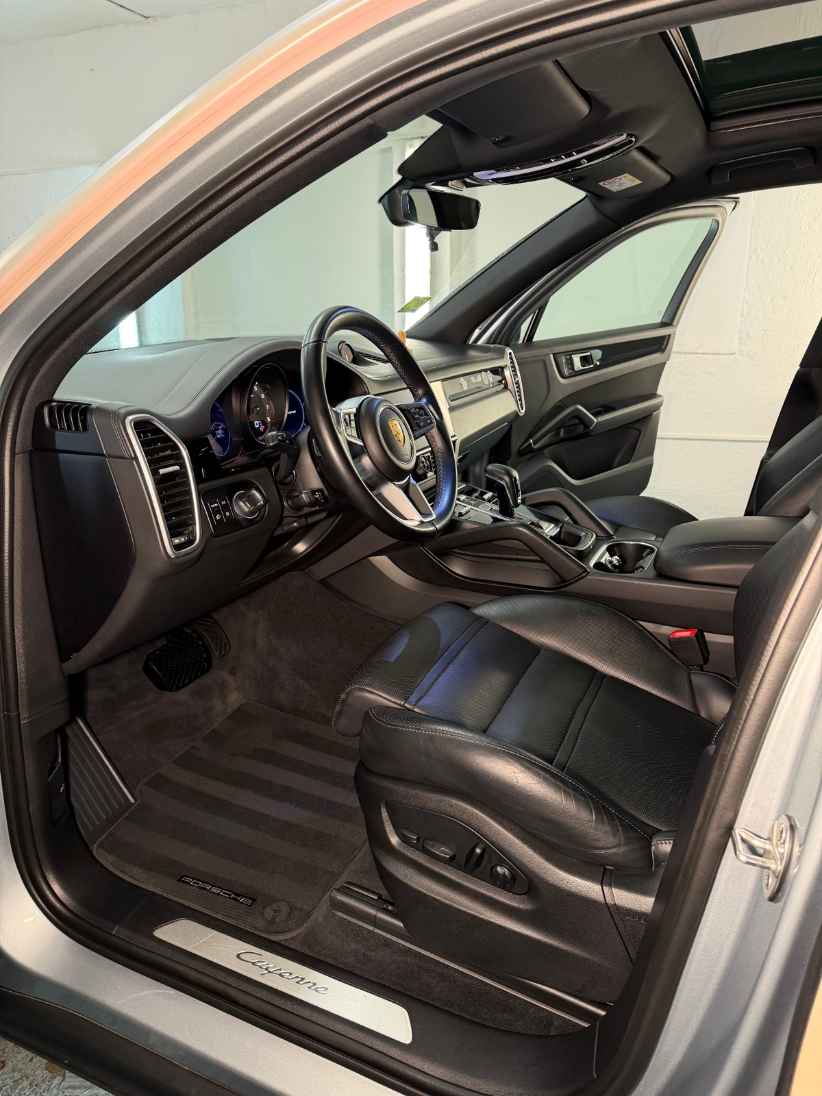 Porsche Cayenne — Hloubkové čištění interiéru — Po