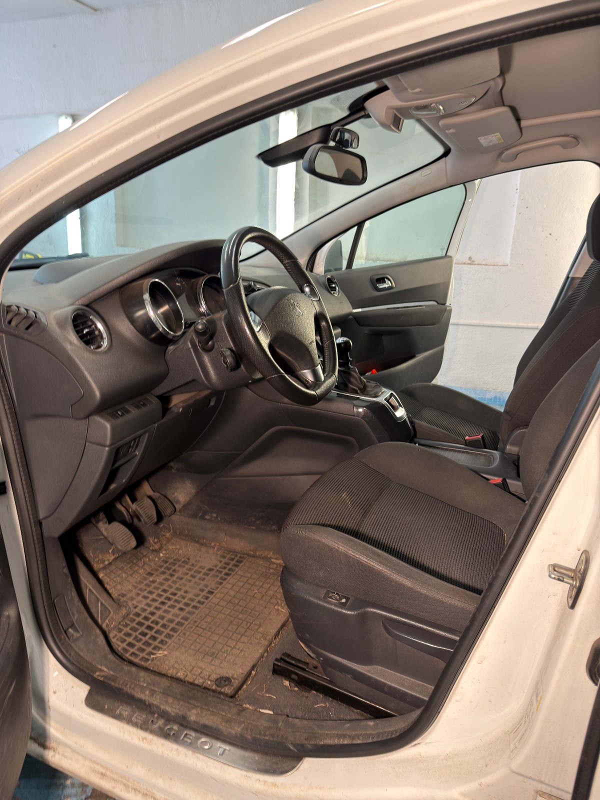 Peugeot 5008 — Hloubkové čištění interiéru — Před