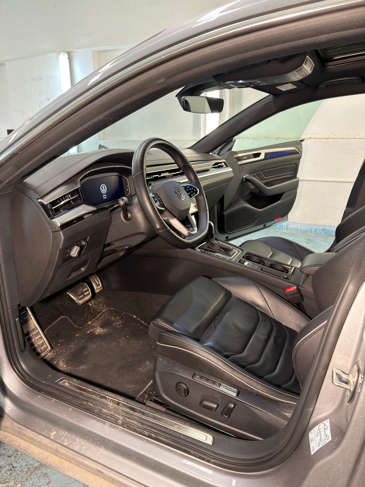 Volkswagen Arteon — Hloubkové čištění interiéru — Před