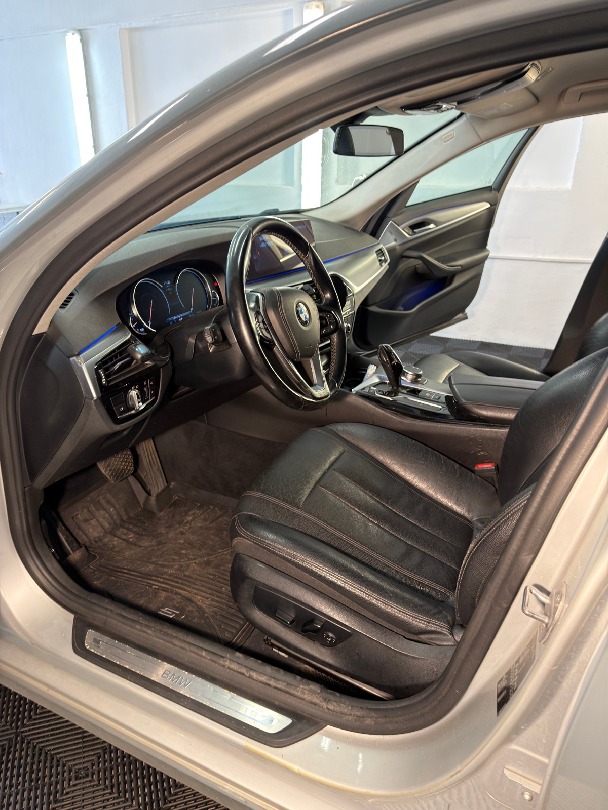 BMW 525 — Hloubkové čištění interiéru — Před