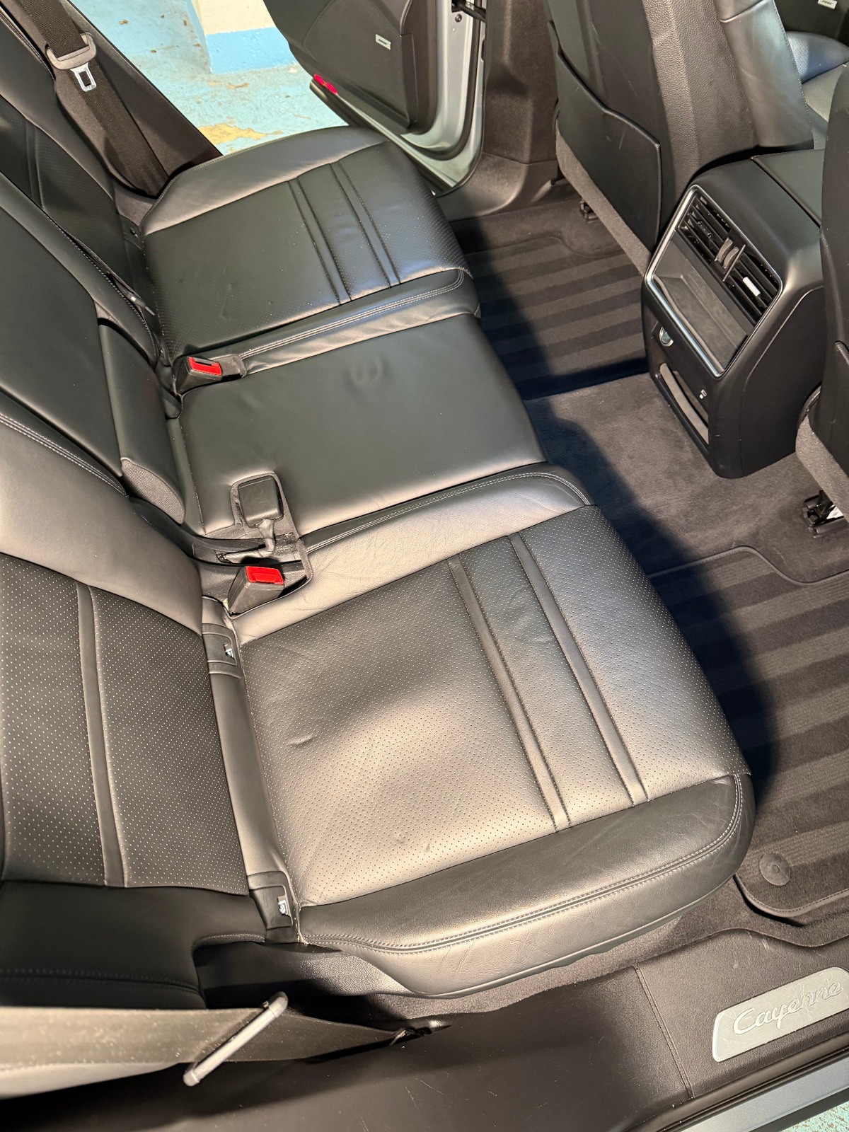 Porsche Cayenne — Hloubkové čištění interiéru — Po