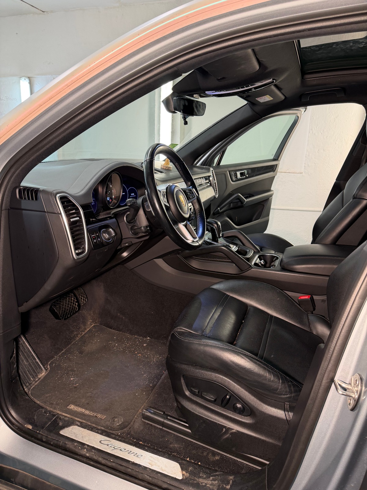Porsche Cayenne — Hloubkové čištění interiéru — Před