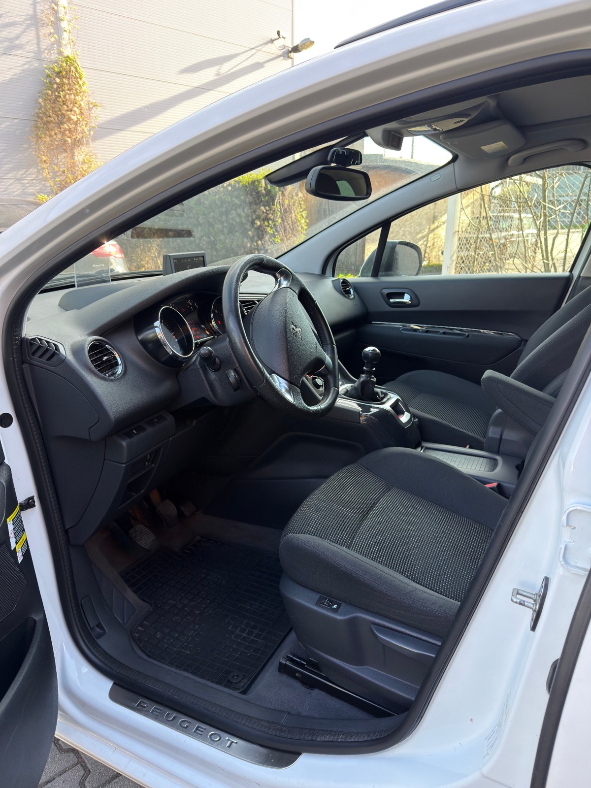 Peugeot 5008 — Hloubkové čištění interiéru — Po